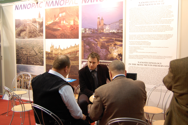 Rozmowy przy stoisku na targach w Lipsku — archiwum NANOBIZ.PL